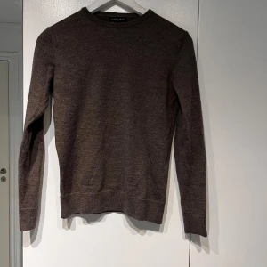Stickad tröja  - Säljer min stickade tröja från zara. Den är i storlek S men har krympt lite så passar XS. Den är i mycket bra skick. Kom gärna med prisförslag!!