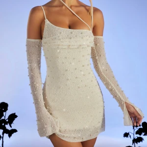 Oh polly glitter klänning - Säljer min fina oh polly glitter klänning som inte kommer till användning. Använd vid ett tillfälle. Som ny. Bandet runt nacken kan tas bort. UK size 4 motsvarar en xxs/xs