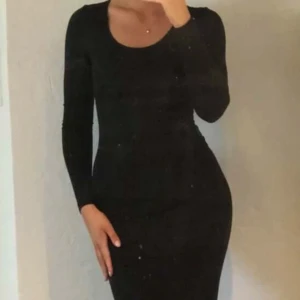 Svart klänning  - Säljer min svarta maxi klänning som endast är använd en gång. Nyskick!!!