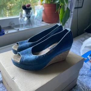 Klackar - Såå söta klackar i jeansmaterial!!  Storlek 37  Köpta second hand men aldrig använda av mig🌸 Skriv vid frågor 