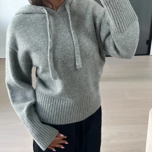 Stickad Hoddie -Zara - Säljer denna snygga stickade hoddie då den inte kommer till användning längre, skön och bekväm!