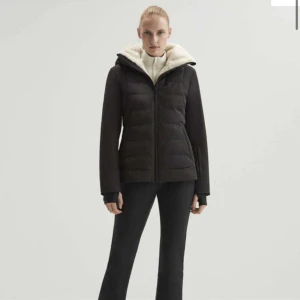 Oysho vinter jacka  - Super mysig vinterjacka från oysho!  Nypris 1695kr men säljer för 600kr  Jätte mysig vit päls inuti luvan I storlek XS och då nyskick då den bara legat i min garderob.   Skriv för fler bilder!