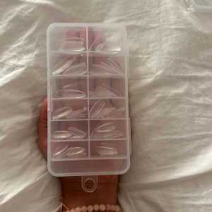 NAGLAR! - naglar som är perfakta att bygga på! bara med nagellack funkar ocksp lika bra! säljer då jag börjat jobba och inte fpr ha längre naglar🙌🏼 en är helt oöppnad o en är öppnat men inte använd