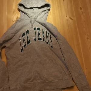 Lee jeans hoodie - Mått/längd (se på bilderna) har använt den några gånger. Ser precis ut som ny.
