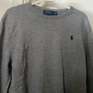 Ralph Lauren  - As fet Ralph Lauren tröja i färgen grå. Tröjan använda fåtal gånger och är i bra skick. Kom med frågor om det skulle dyka upp.