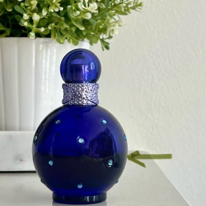 Britney Spears Midnight Fantasy edP 50 ml - Britney Spears Midnight Fantasy edP 50 ml. Har använt mer än hälften av parfymen, ca 1/3 del kvar. Blommig/fruktig doft. 🌸 Nypris ca 550 kr. Säljer för 75 kr pga mängden som är kvar. 