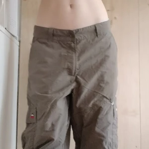 Snygga mörkgröna byxor - Säljer snygga mörkgröna byxor, baggy med olika designer. Storlek XL, märke McKinley. Endast upphämtning, tar både swish och kontant.   Smsa: 0735865563 Mejl: billigafynd.lilja@gmail.com