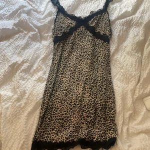 Säljer denna fina spets leopard klänningen  - Strl s/m jätte bra i skick ( helt ny) använd 1 gång 