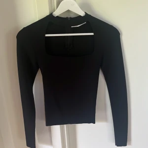 Svart festtopp från zara💓 - Säljer min svarta topp fårn zara i storlek S. Använd fåtal gånger och har inga defekter!💕
