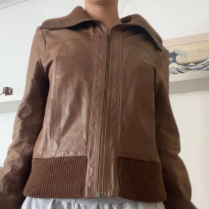 Vintage brun läderjacka - Varm! Funkar utmärkt hela hösten och tidig vinter