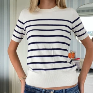 Randig tröja - Superfin cremefärgad tröja med marinblå streck!! Lite tjockare tyg och mudd vid nederkanten vilket gör att den sitter snyggt på. Fint men (sparsamt) använt skick!💗 Storlek M men passar mig som brukar ha S.