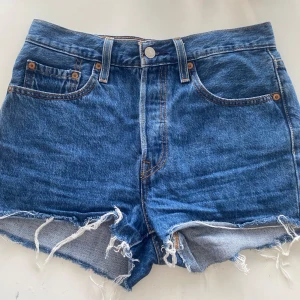 Jeansshorts  - Jeansshorts ifrån Levis i blått. Storlek S/M. Mid waist. Använda fåtal gånger. Köpta för 500 kr. 