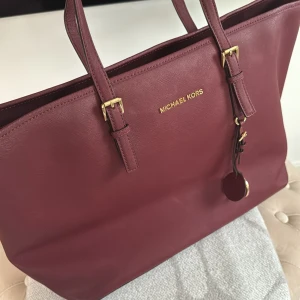 Micheal kors tote bag - Micheal kors tote bag  Färg vinröd  Sparsamt använd  Äkta kommer med dustbag 