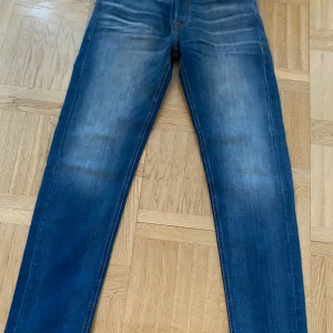 Jack & Jones jeans - Säljer Jack and Jones Jeans helt nya med lapp kvar. Nypris 899 mitt pris 699. Storlek L32, W29. Kontakta för övriga frågor.