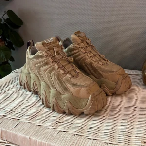 Beige sneakers från Eytys - Säljer ett par chunky beige sneakers från Eytys. De har en unik vågig sula och är gjorda i ett slitstarkt material med snörning. Perfekta för att ge din outfit en cool touch! Har bytt hela hälen i skon hos en skomakare för 400kr så dem är extremt fräscha och kommer hålla ett mycket bra tag till! 