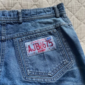 Vintage denimkjol - Supercool vintage denimkjol med märke på rumpan ❤️💙Skulle säga att det är storlek M/L. Går precis nedanför knäna på mig som är 173cm. Är alldeles för stor för mig, så kan tyvärr inte ta bild med den på. Skriv för fler frågor. 