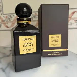 250 ml Tom Ford parfym i Tuscan Leather doften. Man kan se doftbeskrivning på sista bilden. I princip full, skriv gärna för tydligare bild på hur mycket som är kvar😊