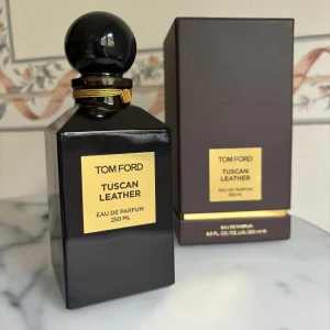 Tom Ford Parfym - 250 ml Tom Ford parfym i Tuscan Leather doften. Man kan se doftbeskrivning på sista bilden. I princip full, skriv gärna för tydligare bild på hur mycket som är kvar😊