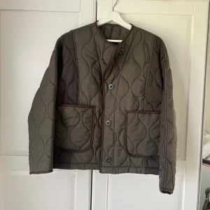 Mörkgrön quiltad jacka från Zara - Supersnygg mörkgrön quiltad jacka från zara! Köptes i våras men enbart använd 1 gång. Passar perfekt nu till hösten! Den är lite kortare i ryggen med resor. Storlek M men passar också mindre samt större storlekar.