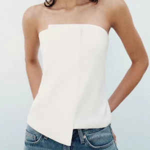 Vit axelbandslös topp - Så snygg zara topp som tyvärr är lite stora på mig därav säljer jag den! Passar både till fest och vardags. Använd gärna köp nu, postar snabbast med instabox🌸