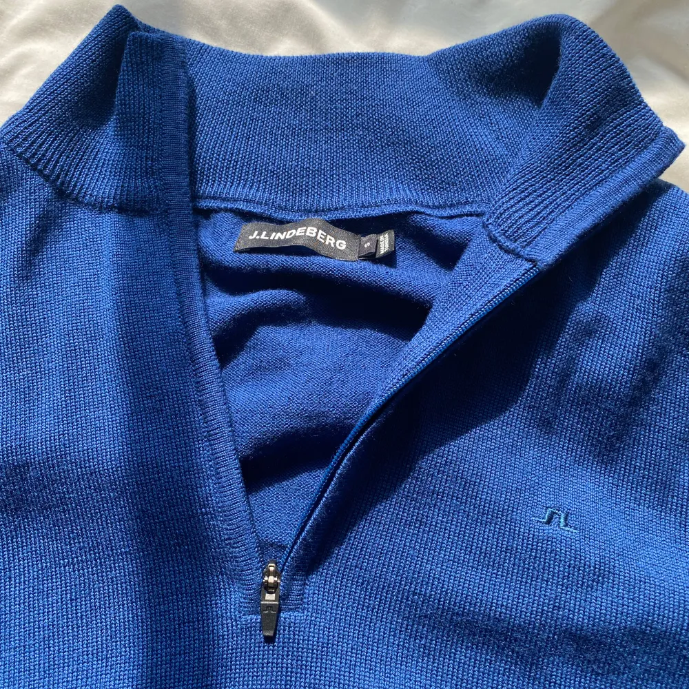 Helt ny J. Lindeberg half zip. Använd 1 gång, säljer för att den var för liten. Nypris ligger runt 1600-1800kr. Då mitt pris är 1300kr. Hör av er vid minsta fråga.. Tröjor & Koftor.