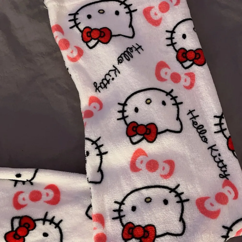 Supermysiga populära vita mjukisbyxor med Hello Kitty-motiv över hela tyget. Byxorna har ett gulligt mönster med röda rosetter och Hello Kittys ansikte. Perfekta för en chill dag hemma eller som pyjamasbyxor. De är gjorda i ett mjukt och bekvämt material som känns skönt mot huden. 💕💕 . Jeans & Byxor.