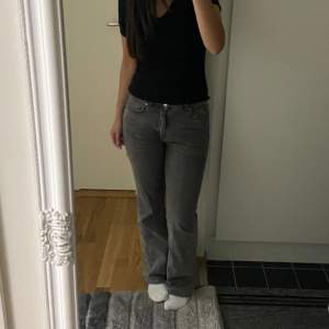 Gråa petite bootcut jeans från ginatricot! Storlek 38. Själv skulle jag säga att jeansen är mid-waisted. Köptes för 500 men säljer  för endast 200 pågrund av småslitningarna som visas i bild 2,3 och 4 även fast det inte är något som man märker🥰.