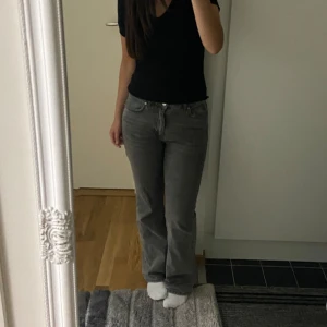 Gråa jeans - Gråa petite bootcut jeans från ginatricot! Storlek 38. Själv skulle jag säga att jeansen är mid-waisted. Nypris är 500kr, några småslitningar som visas på bild 2,3 och 4 även fast det inte är något som man märker💓