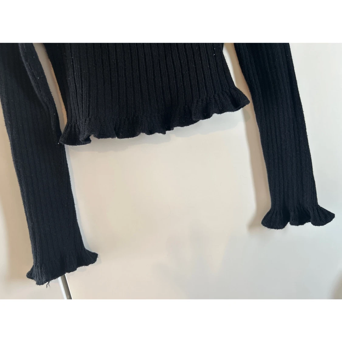 Svart ribbad offshoulder topp - 3