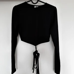 Tröja/topp - Topp ifrån Nelly med knytband som man knyter runt vaken och bak på ryggen💕 Stl: xs🫶🏽