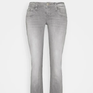 Ltb jeans - Säljer mina ltb jeans då jag har ett par exakt lika danns som passar bättre på mig, vill gärna kunna sälja doma så snabbt som möjligt köptes 2023 aldrig används