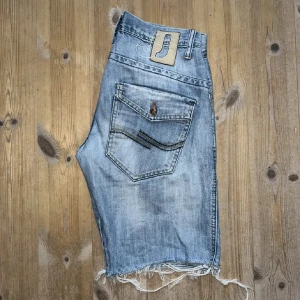 Jeansshorts från Jack and Jones  - Vintage low waisted Jack&Jones jeansshorts. Tyvärr har dem blivit för små för mig därav säljer jag dem. Skulle uppskatta storleken 34 till och med en liten 36:a.