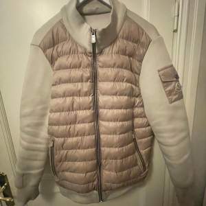 Säljer nu min moncler cardigan då ja vill ha något annat och har tröttnat på denna storlek L