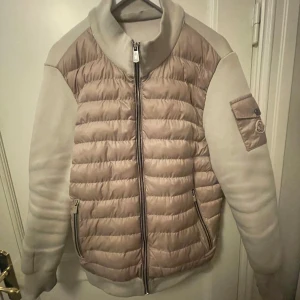 Moncler cardigan  - Säljer nu min moncler cardigan då ja vill ha något annat och har tröttnat på denna storlek L