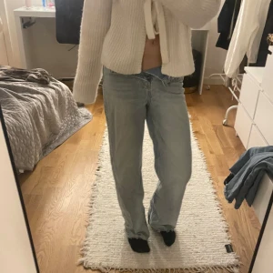 Blå straight jeans💙 - Hur snygga.🤩Älskar verkligen dessa men säljer för att dom är lite för små i midjan för mig. Jag har 36/34 i jeans. Tror dom skulle passa folk me 32/34. Jeansen har verkligen ett jättebra sick och är använd få gånger 