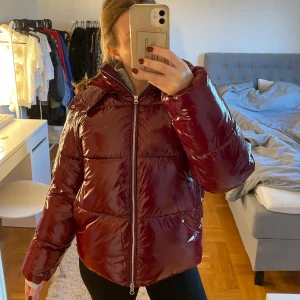 röd nelly jacka  - röd superfin jacka från nelly som är helt oanvänd med prislappen kvar. kommer tyvärr inte till användning då jag köpte två storlekar och går ej att lämna tillbaka💕💕pris kan diskuteras vid snabbt köp