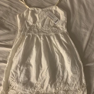 Vit klänning  -  Helt ny klänning från New yorker som inte kommit till användning. Axelbanden går att justera och den har extratyg så den inte är så genomskinlig💗