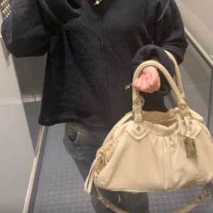 Marc jacobs väska - Väska från Marc jacobs. Bra skick men finns tecken på användning. Vintage 