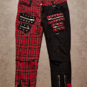 Banned alternativ byxor - Fräna byxor från banned alternativ. Har klippt upp knäna men annars är dem hela!