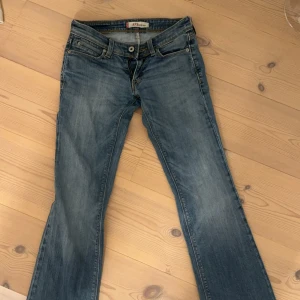 Lågmidjade bootcut Levis Jeans - 25/32, säljer pga att de inte passar mig! Väldigt fint skick enbart att lappen därbak är lite trasig. Säljs inte längre av Levis och är supersvåra att hitta! Skriv för mer information etc! 
