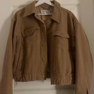 Höstjacka - Säljer denna fina höstjacka som nästan är helt oanvänd i storlek M och färgen beige för 100kr (pris kan diskuteras)🍁 