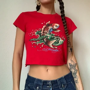 ed hardy babytee  - Ed Hardy babytee i felfritt skick❤️‍🔥 jag på bilden är strl 38/M