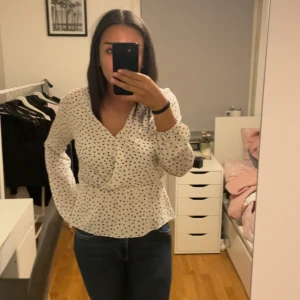 Bohoo blus  - Prickig blus från bohoo som inte kom t användning då den inte var min typ, köpt hör på plick inga defekter