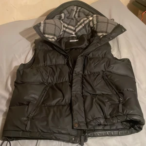 Burberry jacka - Säljer en jacka då den inte kommer till användo längre, storlek L jag är M och den passar även mig bra, den är använd men i väldigt gott skick 