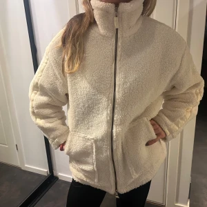 Teddy jacka - Säljer denna trendiga Teddy jackan! Så skön, varm och gosig nu till höst och vinter. Helt ny, beställde två så säljer denna. Pris går att diskutera, skriv även för fler bilder 💕