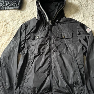 Moncler jeanclaude - En moncler jeanclaude jacka i väldigt bra skick utan defekter. Pris 2399. Storlek 2. S/M