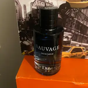 Dior Sauvage Eau De Parfum 100ml. TESTER!! Får ej säljas i butik. 95% kvar i flaskan.