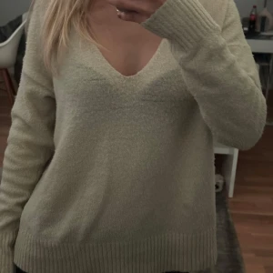 Stickad tröja  - Beige stickad tröja. Elegant och går bra att både klä upp och ner. 
