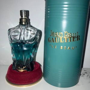 Jean Paul Gaultier Le Beau - Letar efter byten. 75 ml I flaskan från början nu runt ~50 ml.