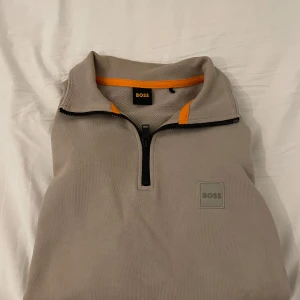 Hugo Boss Half Zip - Hej! Nu säljer jag min Hugo Boss Half-zip. Den har ett litet hål vid armbågen som knappast syns när man har den på. Pris kan diskuteras